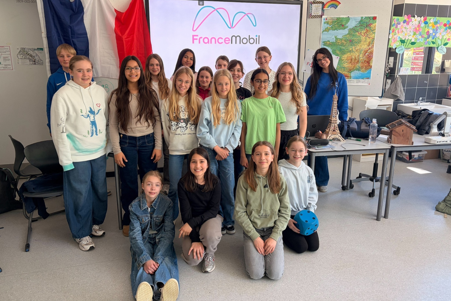 „Bonjour“ an unserer Schule! Die Schülerinnen und Schüler freuen sich über den Besuch des FranceMobil.