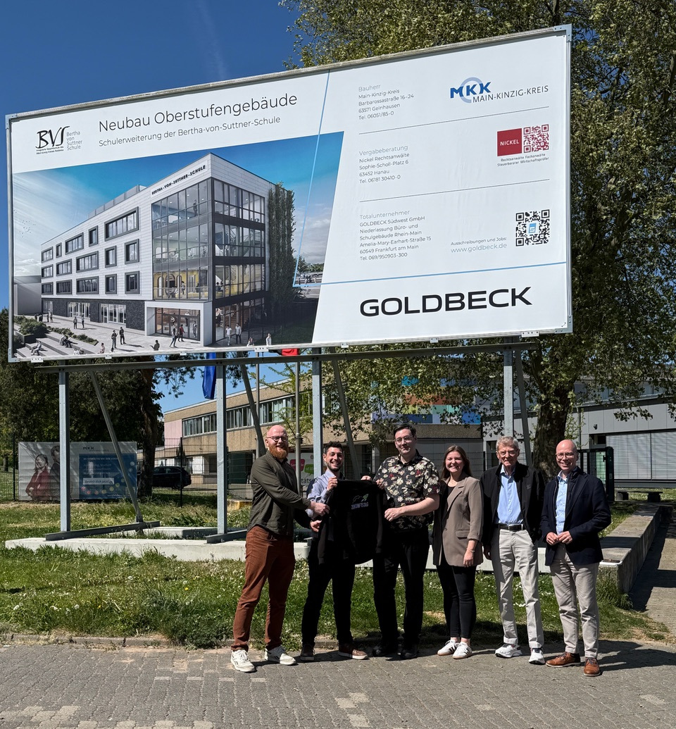 Das Bild zeigt die Verantwortlichen vor dem Schulgelände von links nach rechts: Tobias Söhne und Daniel Niedziella von der Initiative Zukunftstag, die Lehrkräfte Marc Miller und Marie Müller, Gerhard Meese von der Bürgerstiftung und Dr. Karsten Rudolf von Provadis.